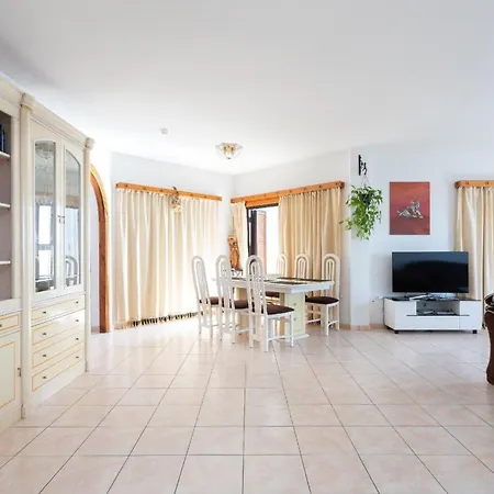 Apartment Luxurioeses Mit Zwei Balkonen Und Meerblick, Langzeitmiete Moeglich *